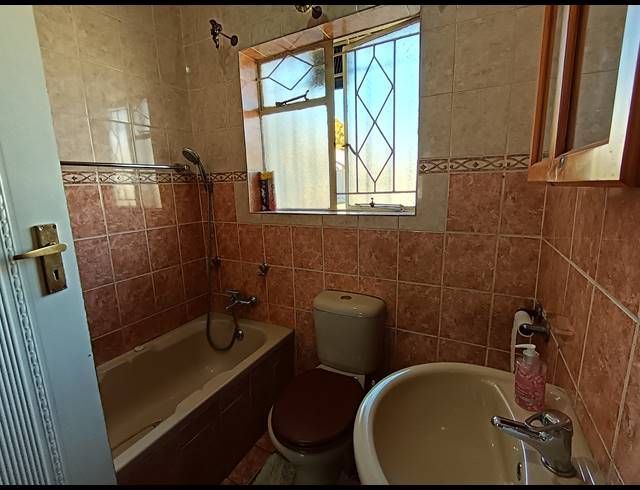 4 BEDROOM FREEHOLD FOR SALE IN BRACKENDOWNS